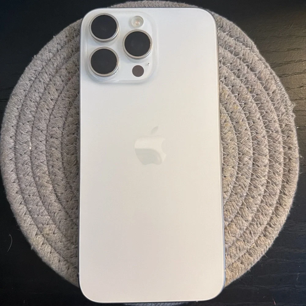 Apple iPhone 15 pro max in titanium White